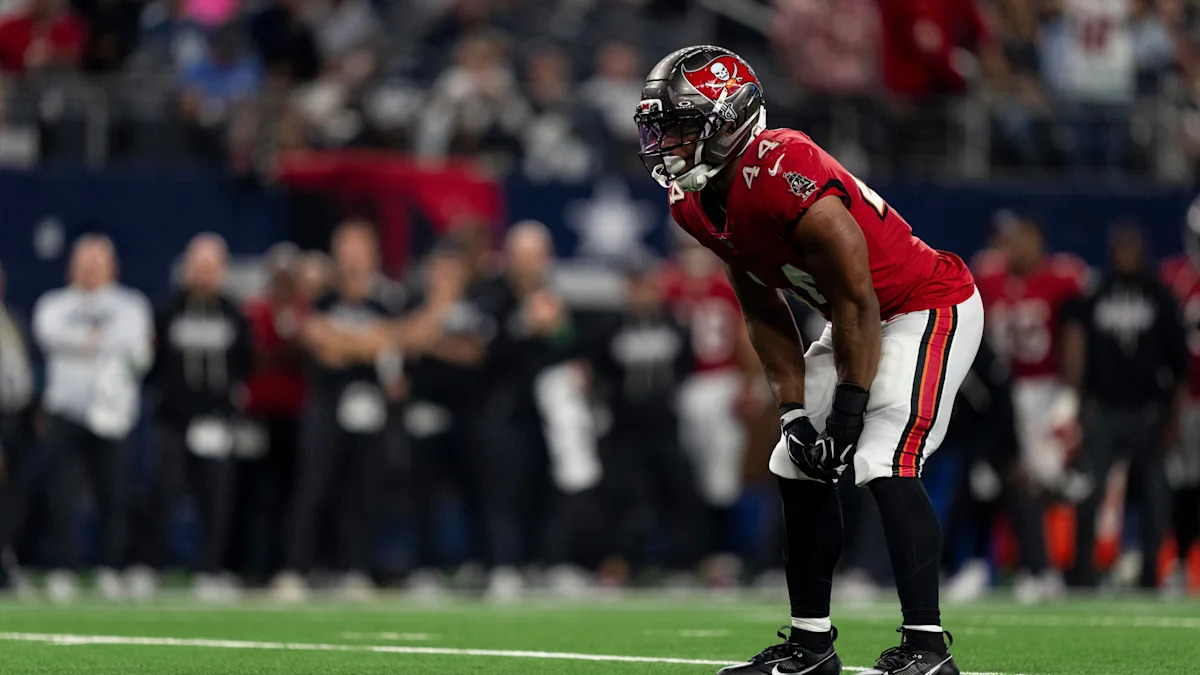 Sean Tucker se posiciona pelos Buccaneers contra os Cowboys, em 8 de outubro de 2026.