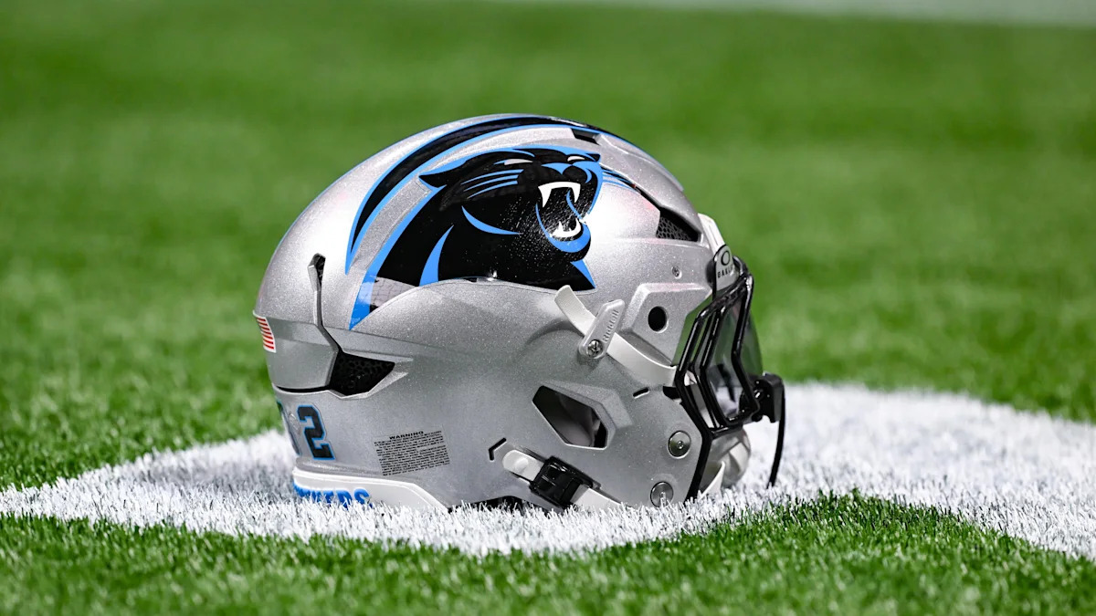Capacete do Carolina Panthers sobre o gramado; imagem ilustrativa.