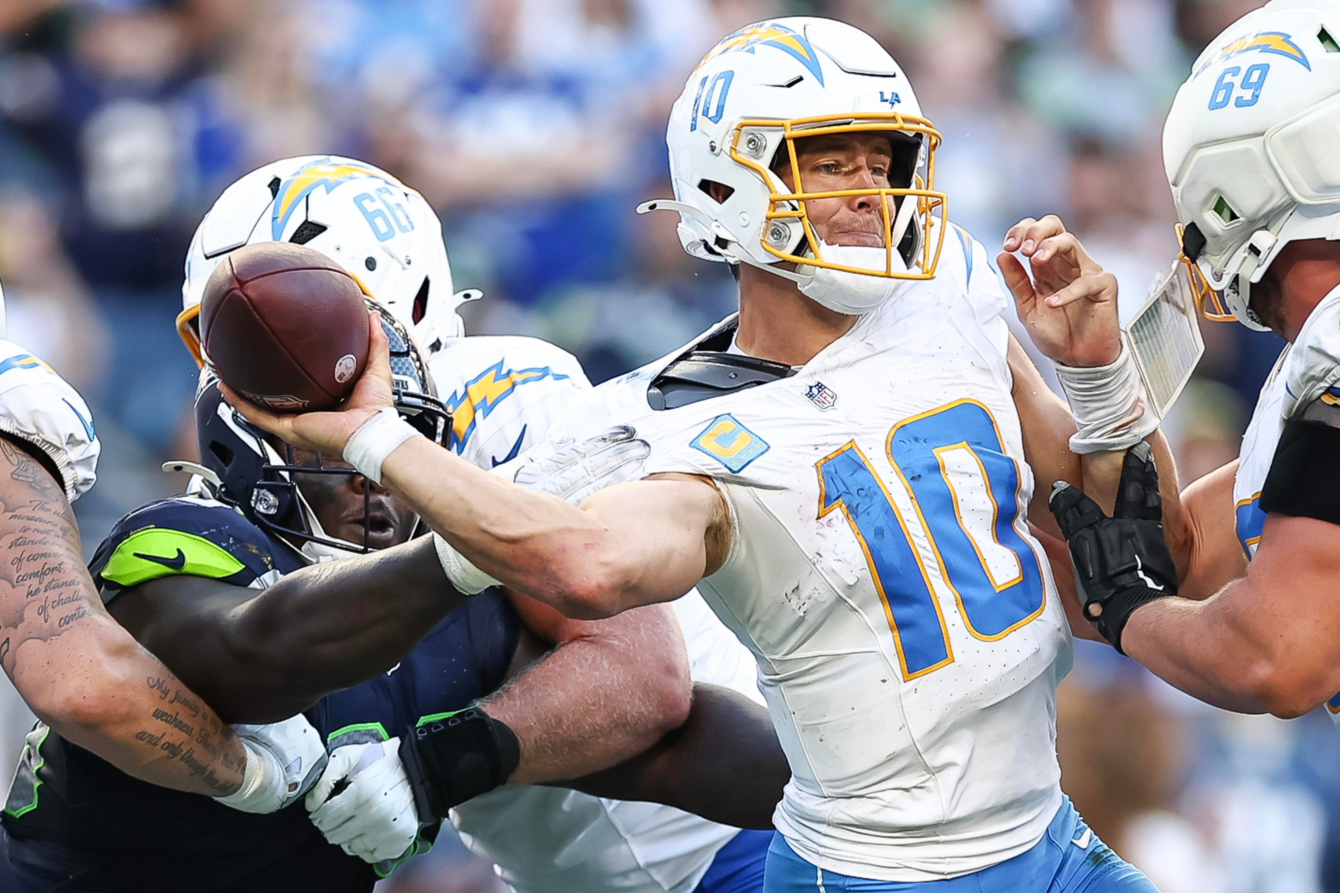 Justin Herbert tenta um passe contra os Seahawks em Seattle, em 4 de outubro de 2026.