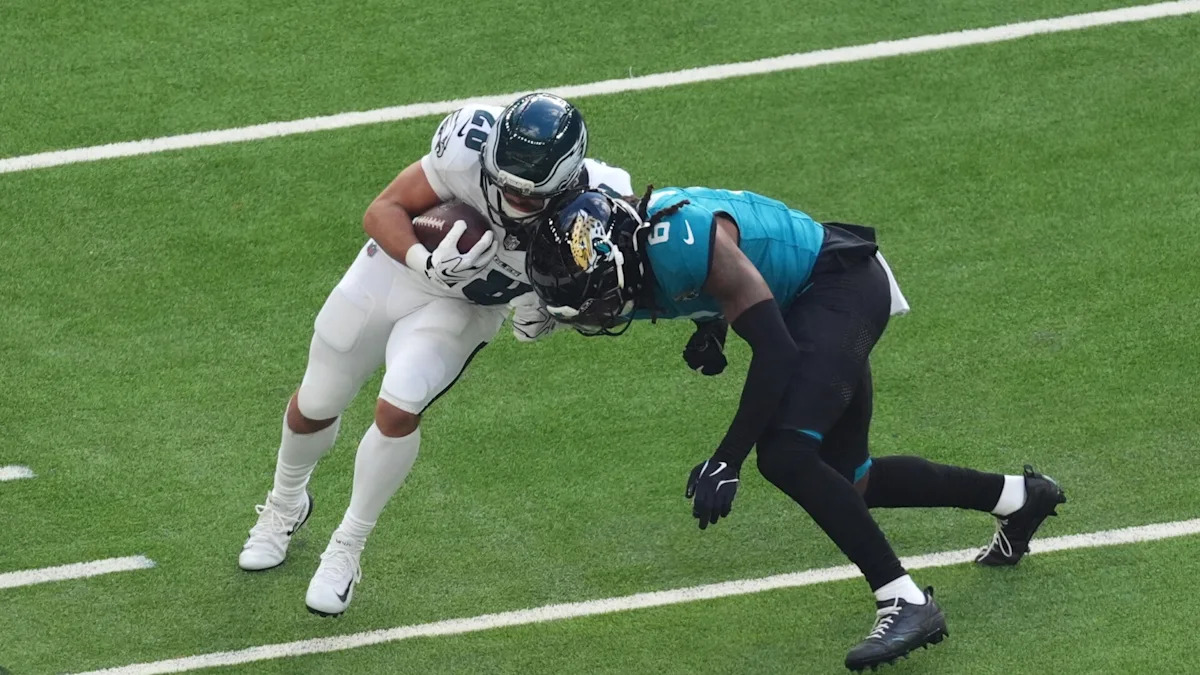 Defensor dos Jaguars contém um jogador dos Eagles; imagem ilustrativa da defesa terrestre.