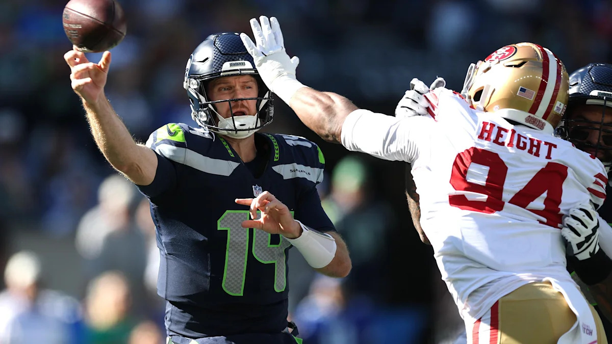 Sam Darnold lança sob pressão de Romello Height, dos 49ers, em 11 de outubro de 2026.