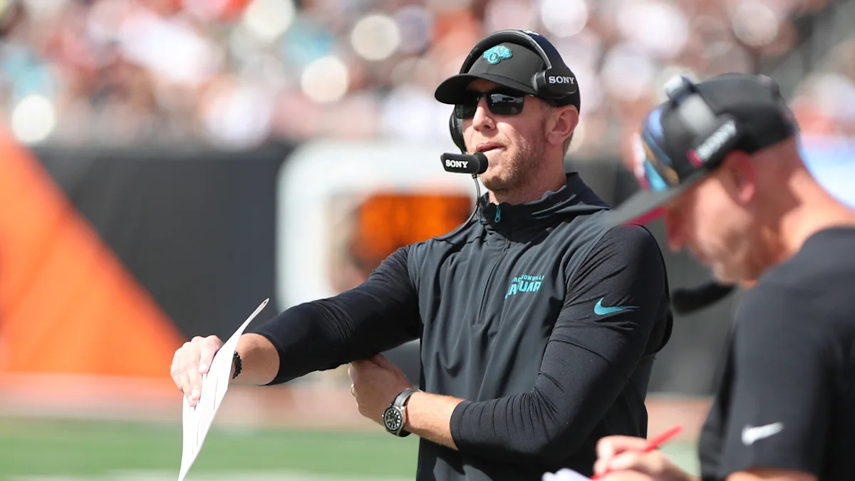Liam Coen orienta uma atividade dos Jaguars.