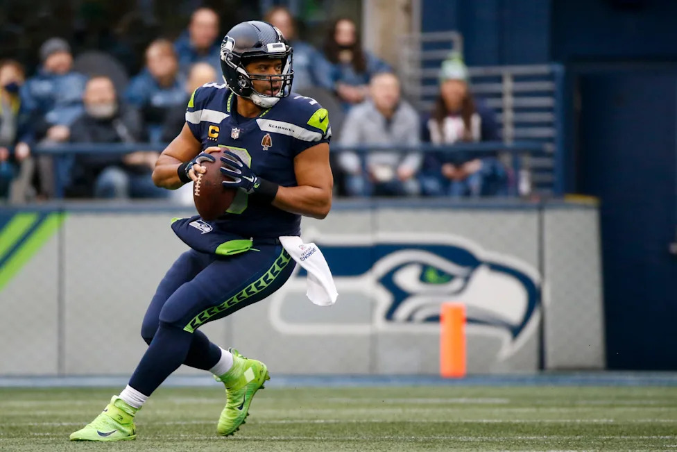 Russell Wilson com uniforme do Seattle Seahawks durante sua passagem pela equipe; imagem de arquivo.