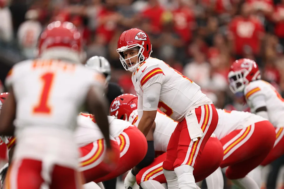 Jogadores do Kansas City Chiefs reunidos em campo; imagem ilustrativa da análise de trocas.