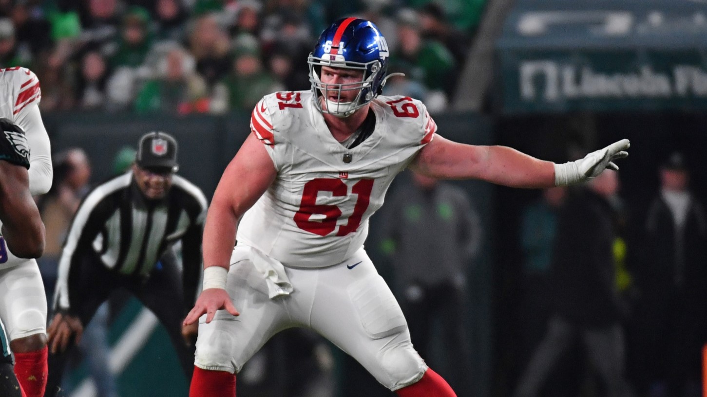 John Michael Schmitz Jr. se posiciona contra os Eagles em Filadélfia, em 25 de dezembro de 2023.