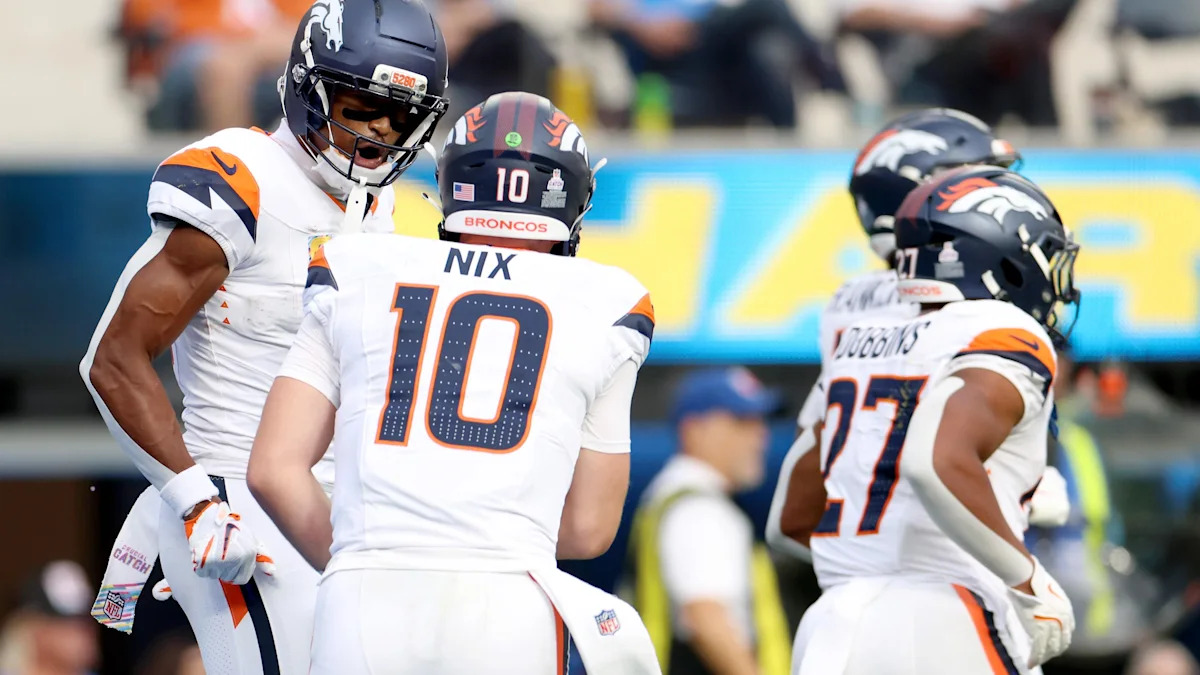 Bo Nix e Courtland Sutton comemoram pelos Broncos contra os Chargers, em 11 de outubro de 2026.