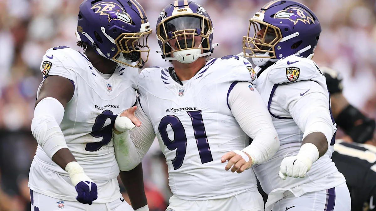 Trey Hendrickson e Zion Young pelos Ravens contra os Saints, em 20 de setembro de 2026.
