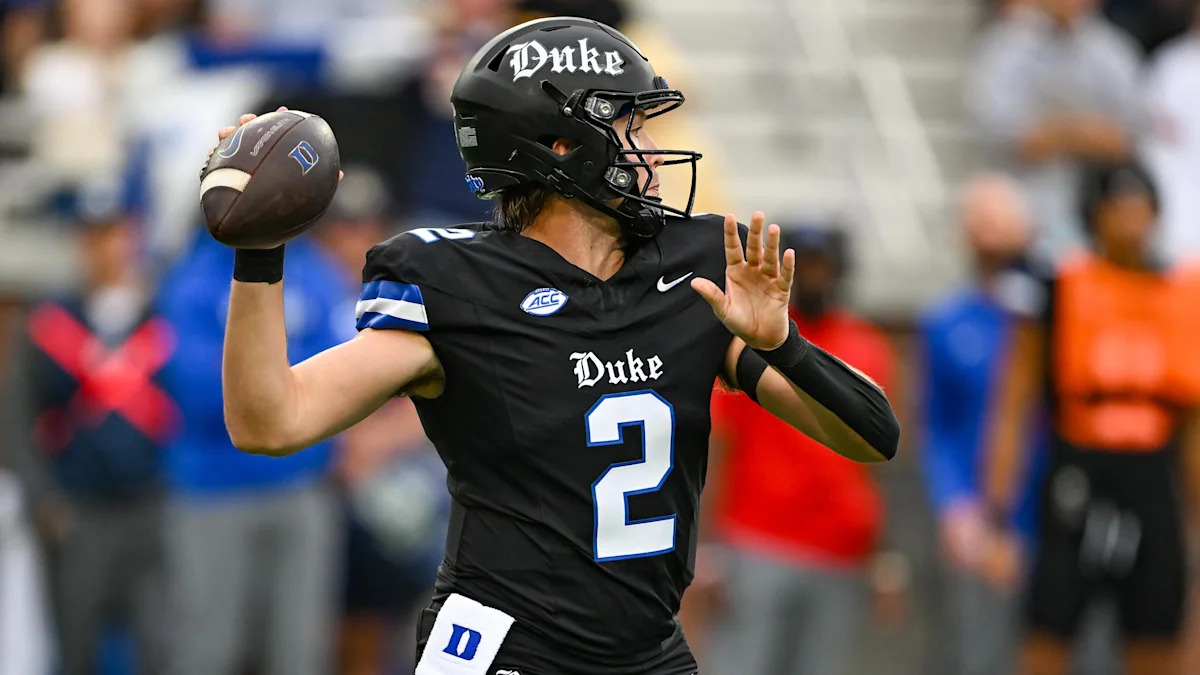 Walker Eget prepara um passe por Duke contra Georgia Tech, em 10 de outubro de 2026.