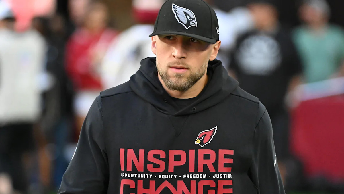 Nick Rallis antes de Cardinals–Falcons, em dezembro de 2025; imagem de arquivo.