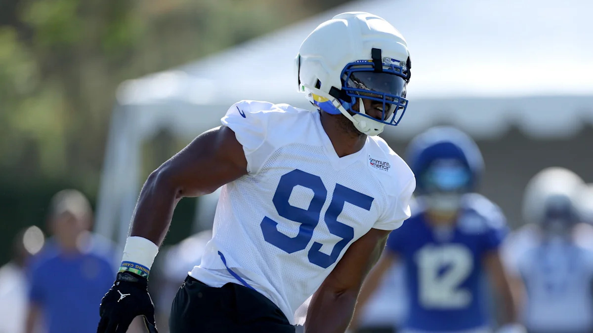 Myles Garrett participa de uma atividade dos Rams.