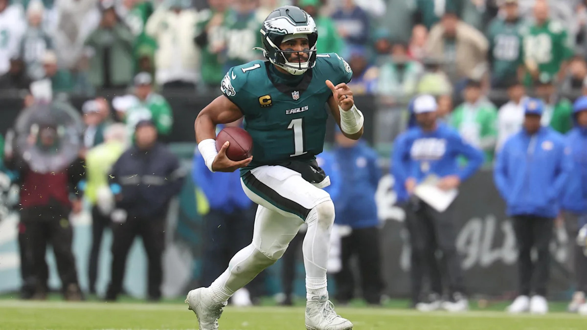 Jalen Hurts carrega a bola pelo Philadelphia Eagles.