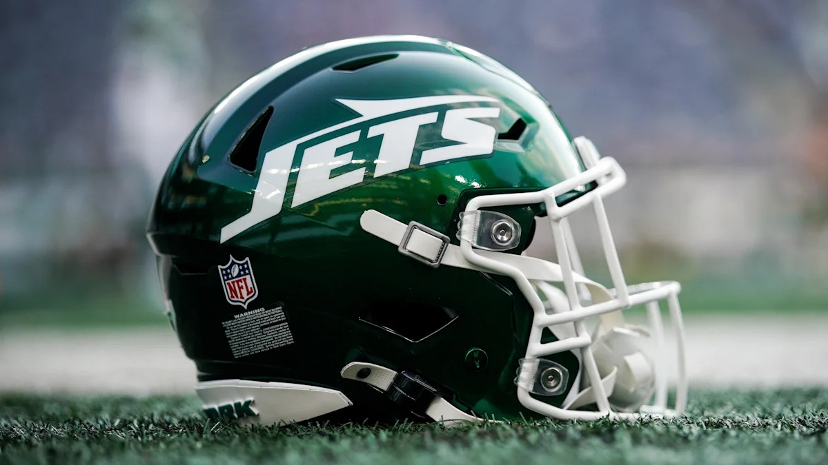 Capacete do New York Jets; imagem ilustrativa da prévia do confronto com New England.