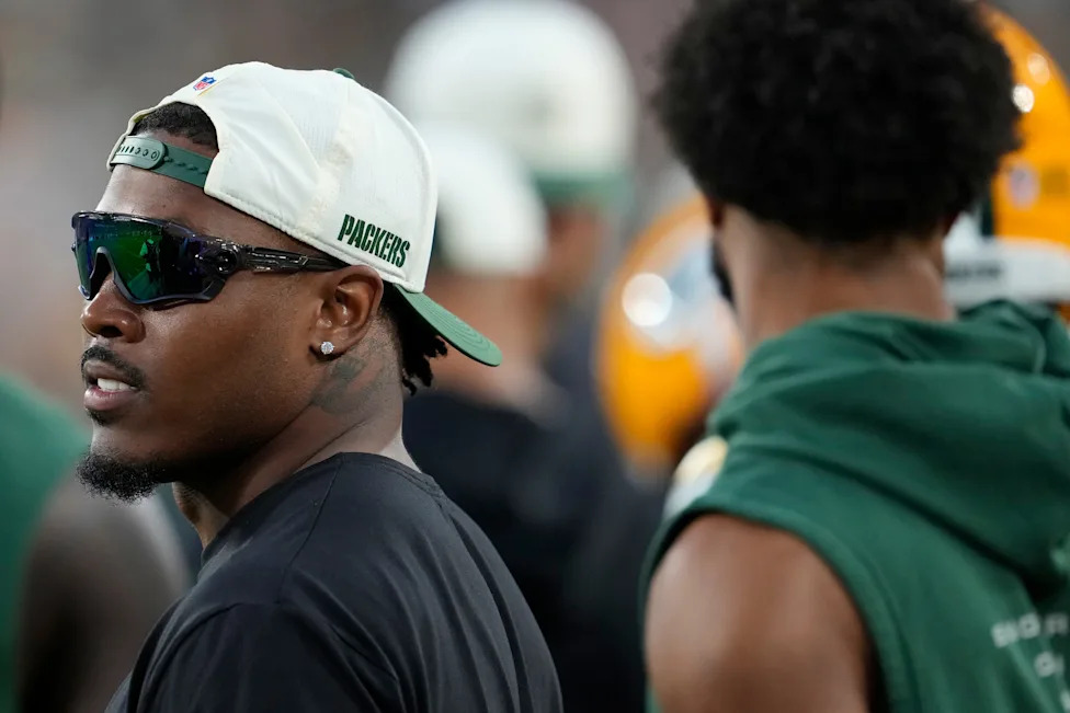 Josh Jacobs acompanha atividade dos Packers em agosto de 2026; imagem de arquivo.