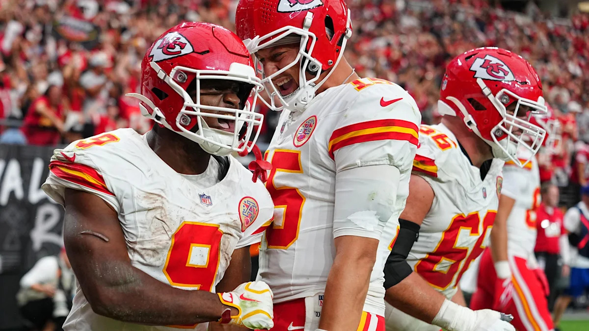 Patrick Mahomes conversa com companheiros do Kansas City Chiefs.