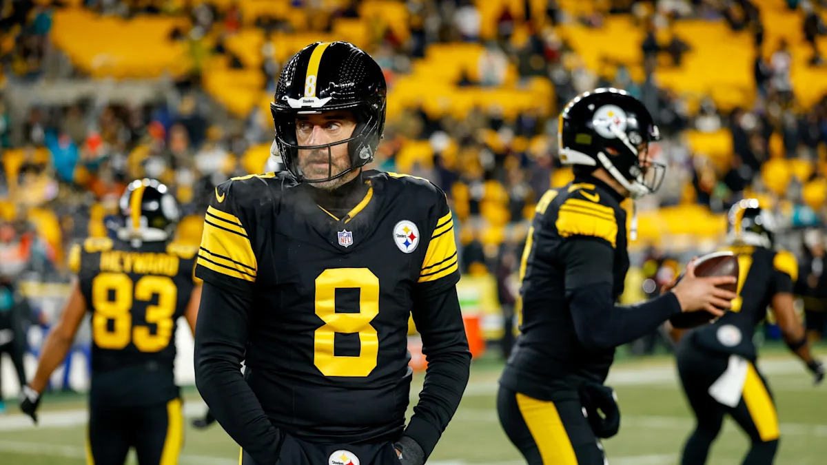 Aaron Rodgers com uniforme do Pittsburgh Steelers.