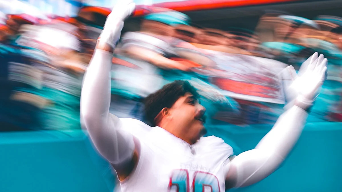 Jacob Rodriguez entra em campo pelos Dolphins em 27 de setembro de 2026; imagem com efeito tonal, conforme a fonte.