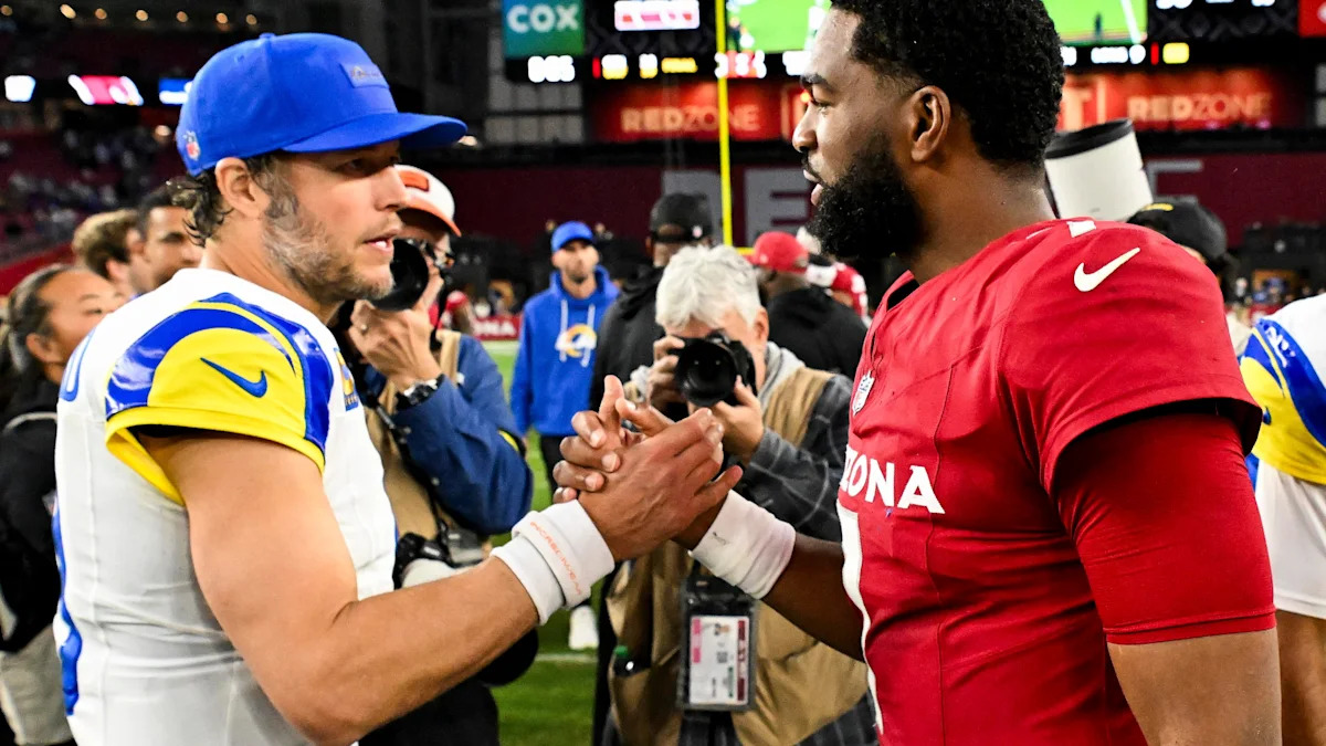 Matthew Stafford e Jacoby Brissett se cumprimentam após Rams–Cardinals em dezembro de 2025; imagem de arquivo.