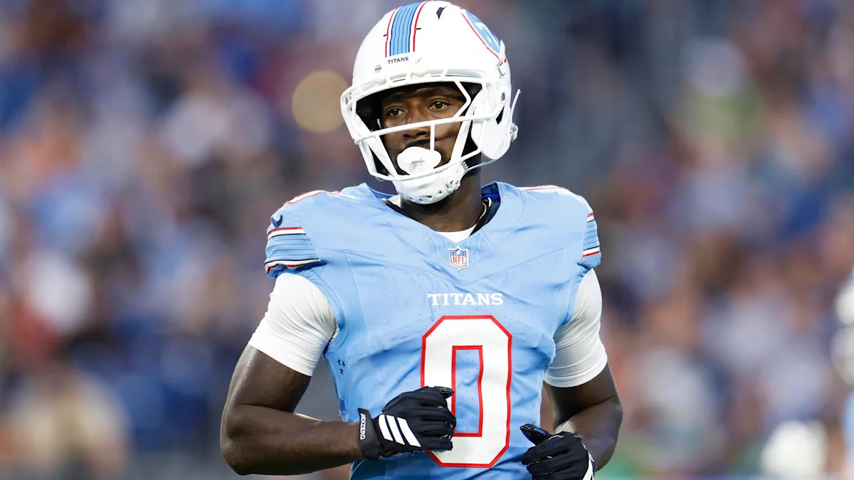 Calvin Ridley com uniforme do Tennessee Titans; uma das opções hipotéticas citadas na coluna.