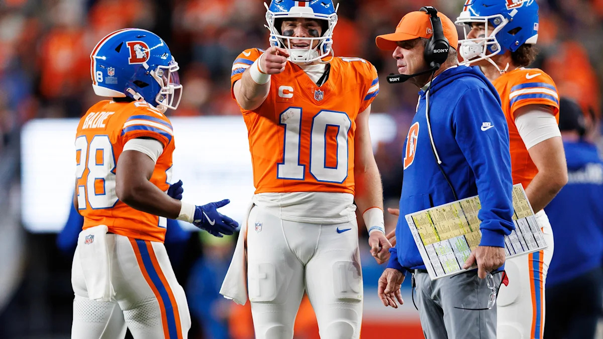 Bo Nix conversa com Sean Payton em partida de novembro de 2025; imagem de arquivo.