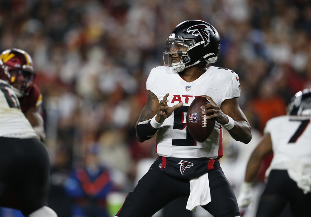 Michael Penix Jr. em ação pelos Falcons contra Washington em dezembro de 2024; imagem de arquivo para a análise de Survivor.