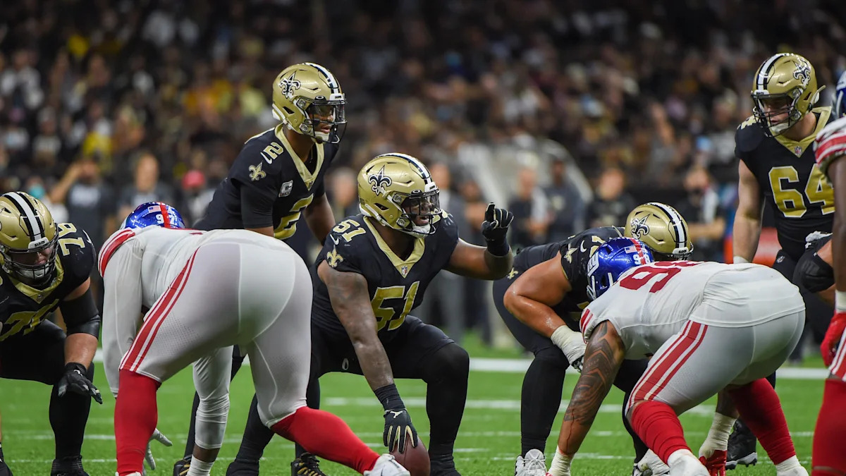 Defesa dos Giants se alinha diante do ataque dos Saints; imagem de arquivo ilustrativa do confronto.