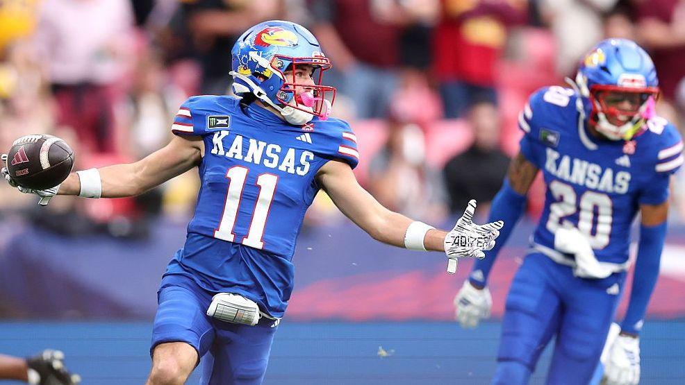 Tate Nagy comemora um touchdown de Kansas contra Arizona State em Wembley