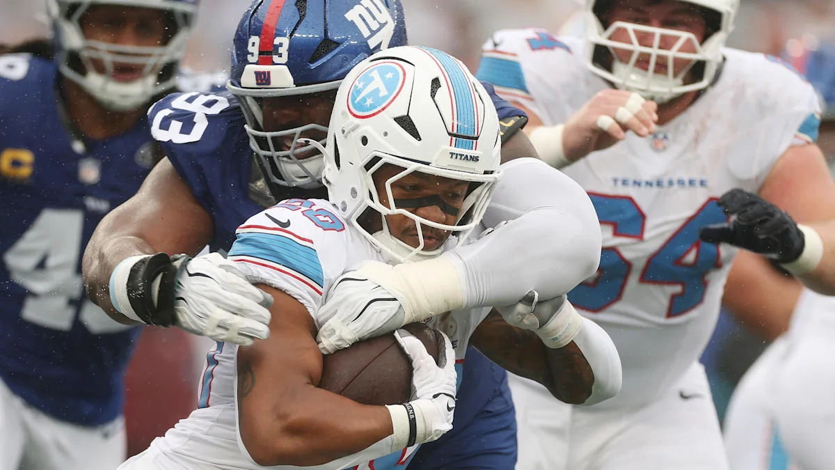 Tony Pollard, dos Titans, é marcado por Shelby Harris, dos Giants, em 27 de setembro de 2026.