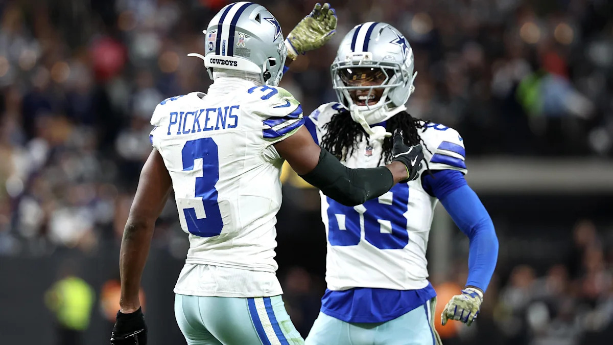 George Pickens e CeeDee Lamb comemoram touchdown dos Cowboys contra os Raiders em novembro de 2025; imagem de arquivo.