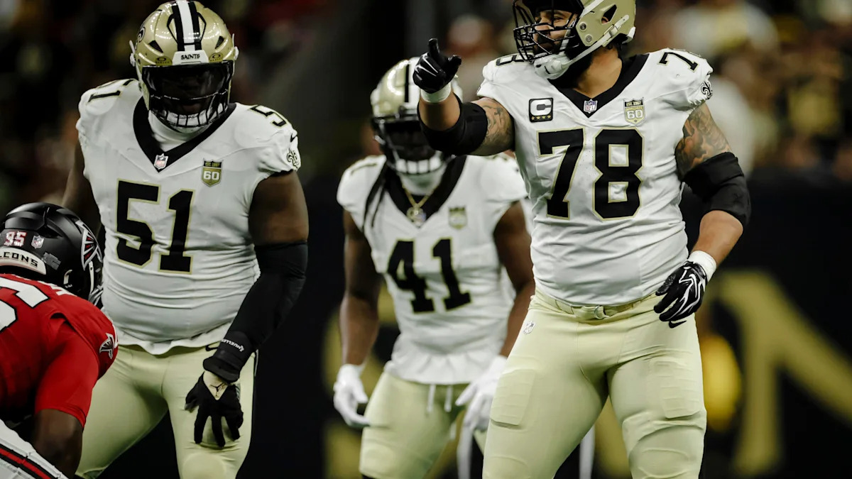 Cesar Ruiz e Erik McCoy na linha ofensiva dos Saints contra os Falcons, em 5 de outubro de 2026.