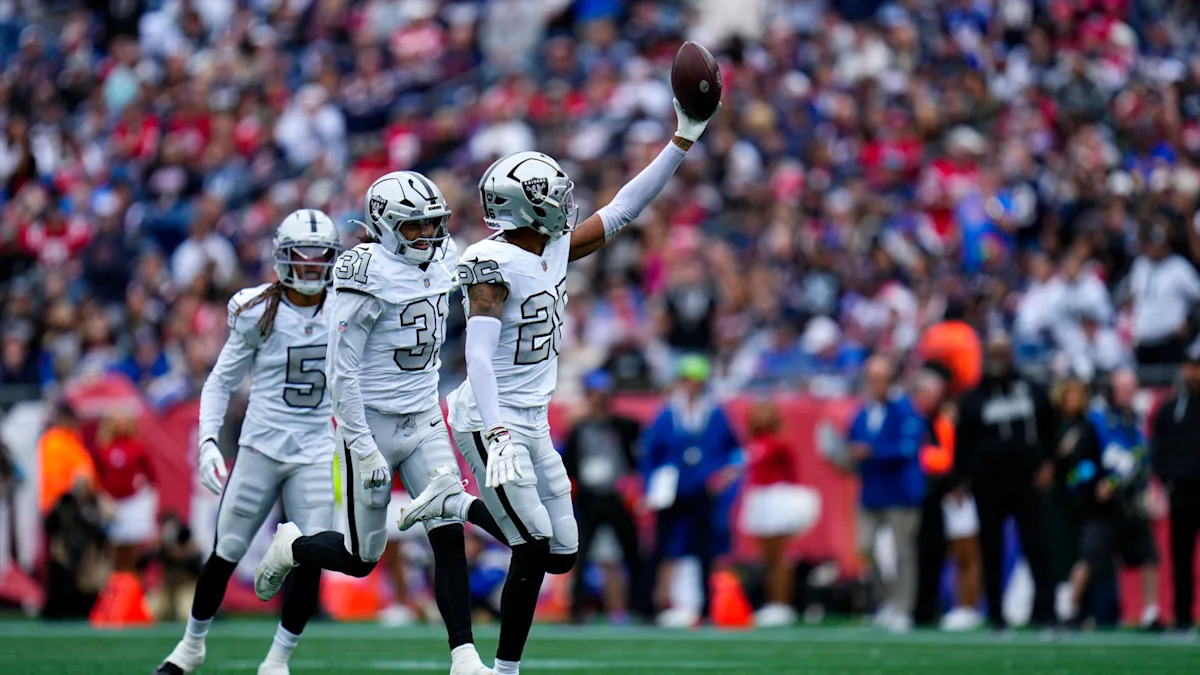 Darien Porter, camisa 26 dos Raiders, em ação contra os Patriots, em 11 de outubro de 2026.