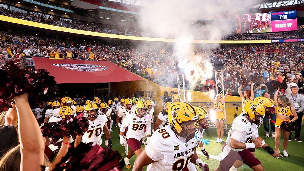 Jogadores de Arizona State entram em campo no Union Jack Classic de 2026