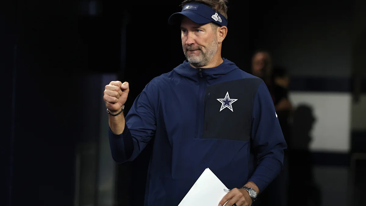 Comissão técnica dos Cowboys durante uma partida; imagem ilustrativa do debate sobre o desempenho do time.