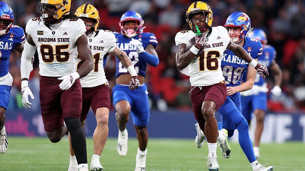 Jaren Hamilton marca um touchdown de Arizona State contra Kansas em Wembley