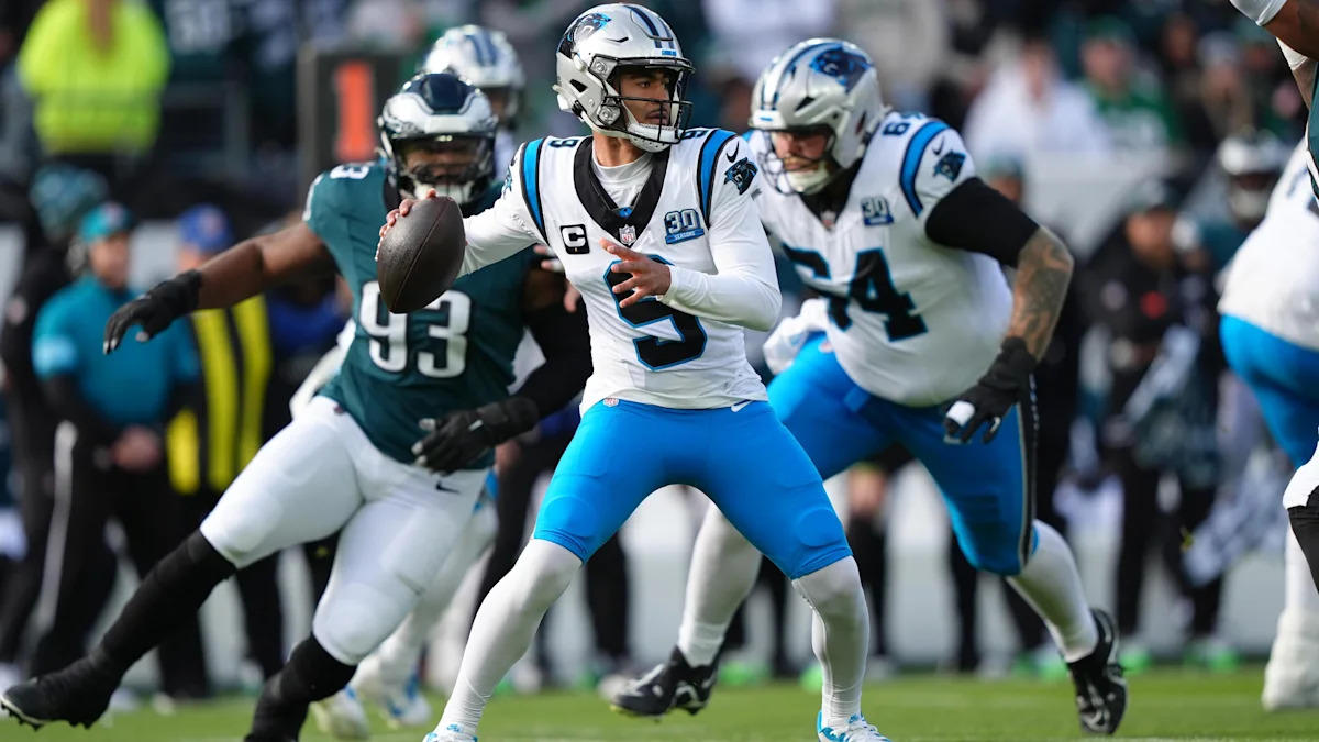 Bryce Young lança pelos Panthers contra os Eagles em dezembro de 2024; imagem de arquivo.