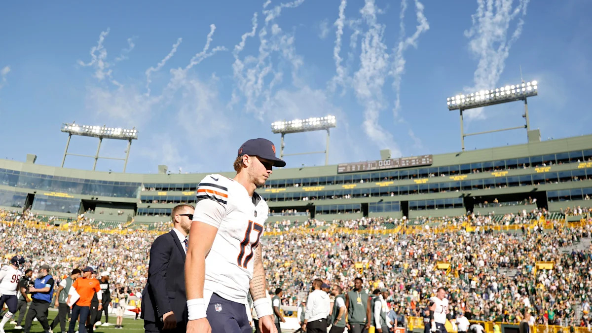 Tyson Bagent deixa o campo após a derrota dos Bears para os Packers em 11 de outubro de 2026.