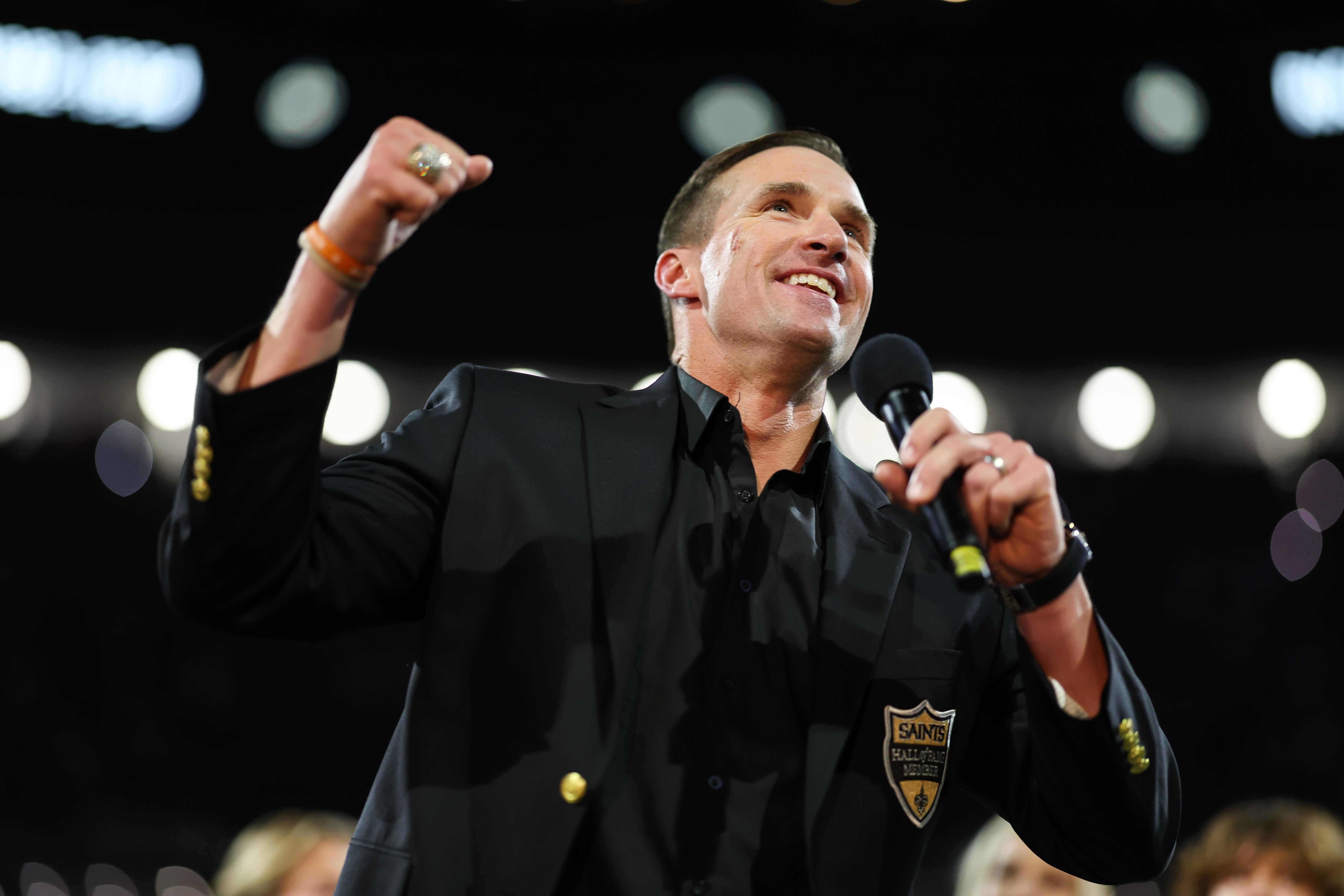 Drew Brees fala ao público no intervalo de Saints x Broncos em Nova Orleans, em 17 de outubro de 2024.