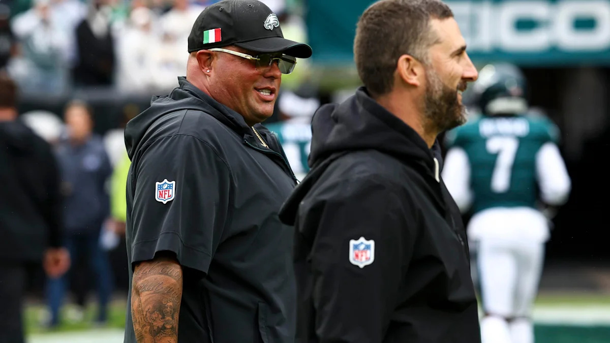 Nick Sirianni e Dom DiSandro antes de Eagles contra Rams em 4 de outubro de 2026.