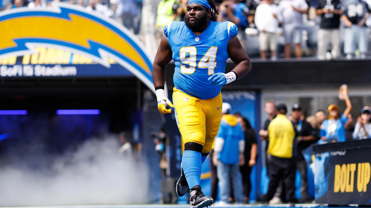 Dalvin Tomlinson entra em campo pelos Chargers contra os Raiders em 20 de setembro de 2026.