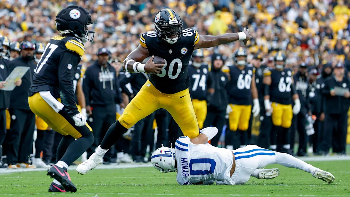 Jaylen Warren corre pelos Steelers; imagem ilustrativa das alternativas ofensivas de Pittsburgh.