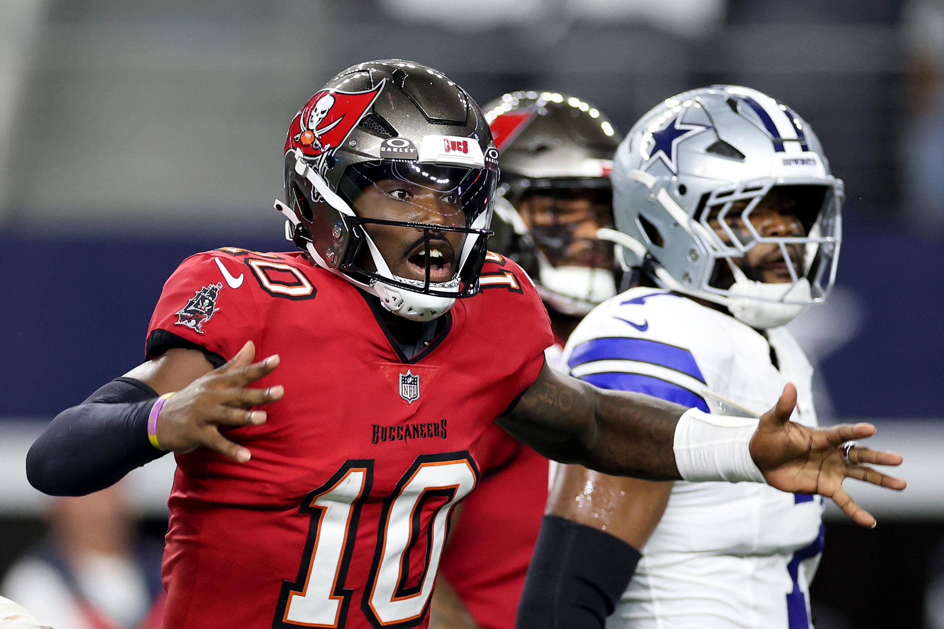 Jalon Daniels com a bola durante o confronto entre Buccaneers e Cowboys.