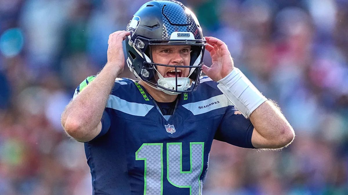 Sam Darnold com uniforme dos Seahawks; quarterback é um dos focos da prévia contra Denver.