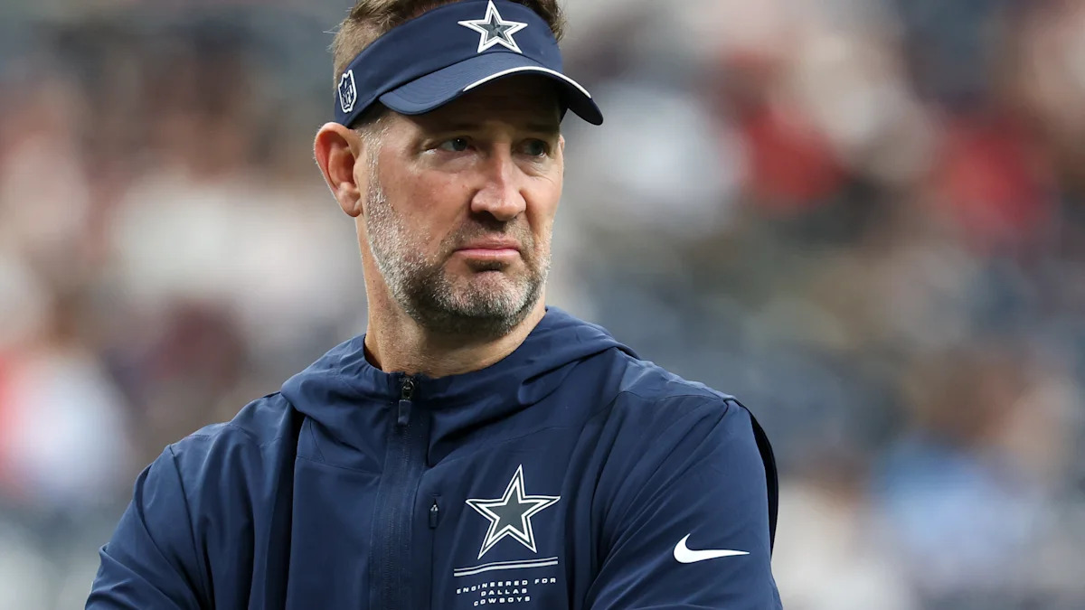 Brian Schottenheimer com uniforme da comissão dos Cowboys; treinador apoiou a reunião dos jogadores.