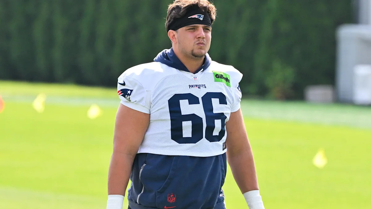 Will Campbell em treino dos Patriots; tackle acompanha recuperação de lesão no joelho.