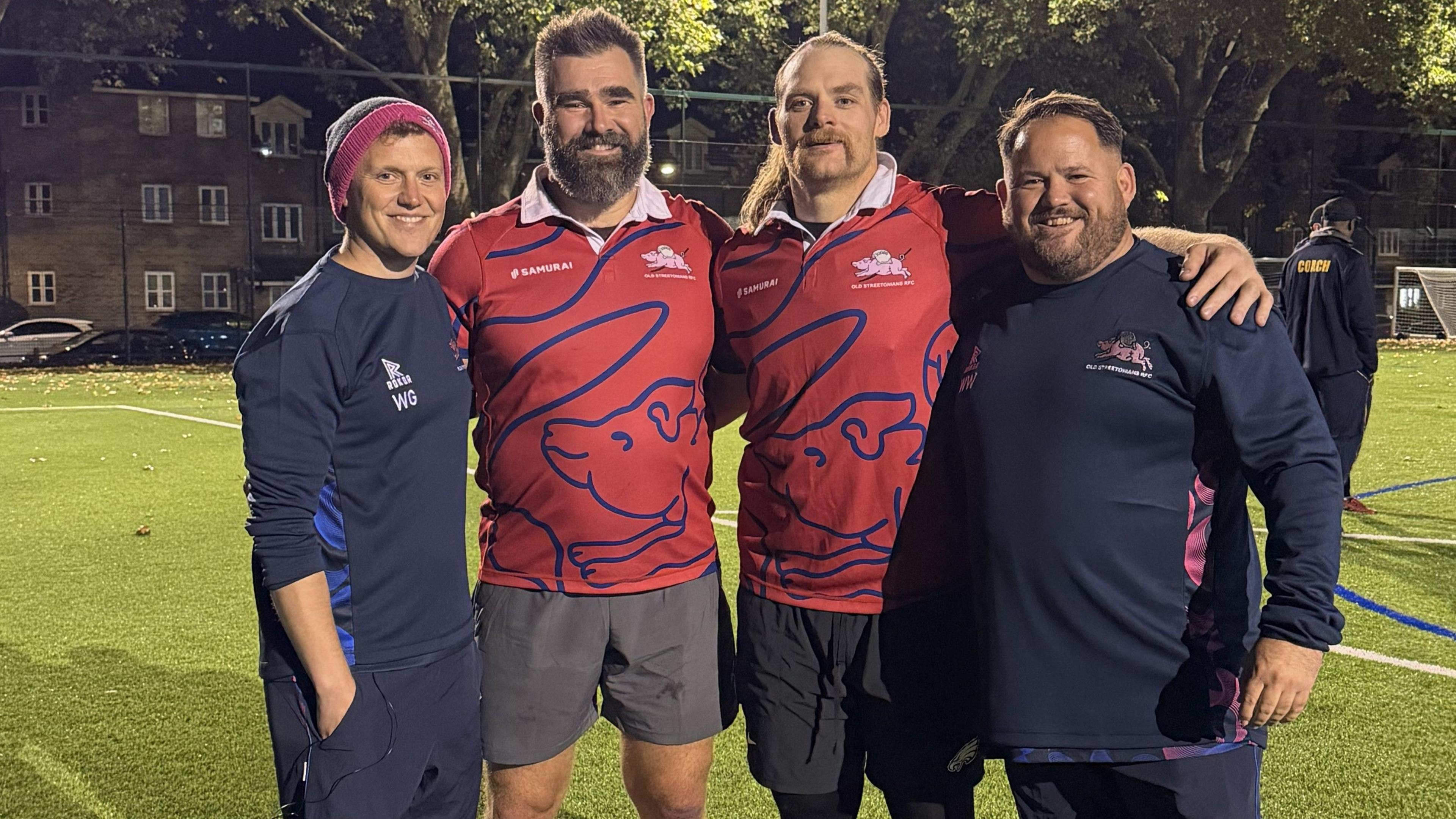 Jason Kelce e Beau Allen com integrantes do Old Streetonians após o amistoso de rugby em Londres