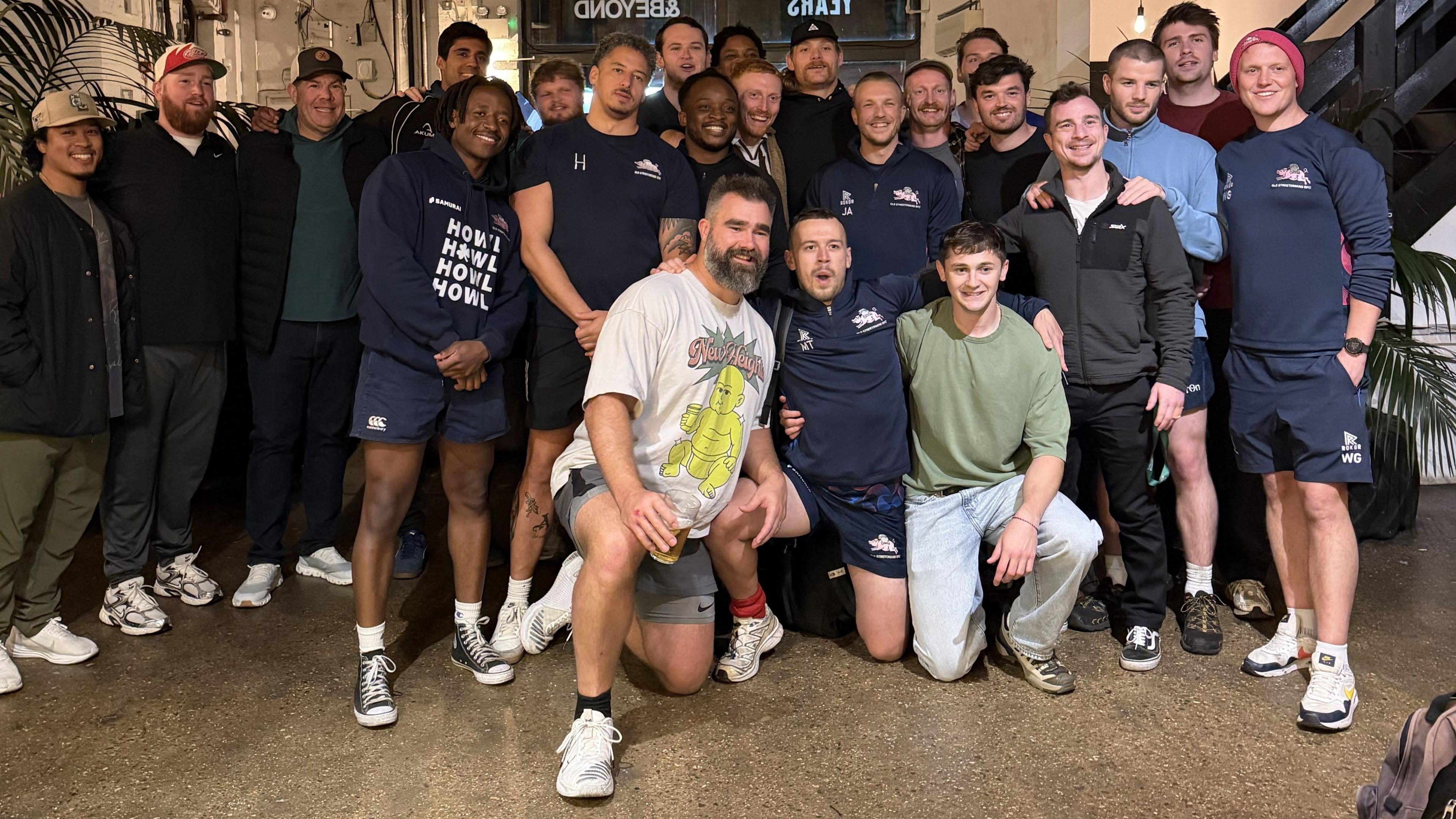 Jason Kelce com a equipe do Old Streetonians num pub de Londres após o jogo
