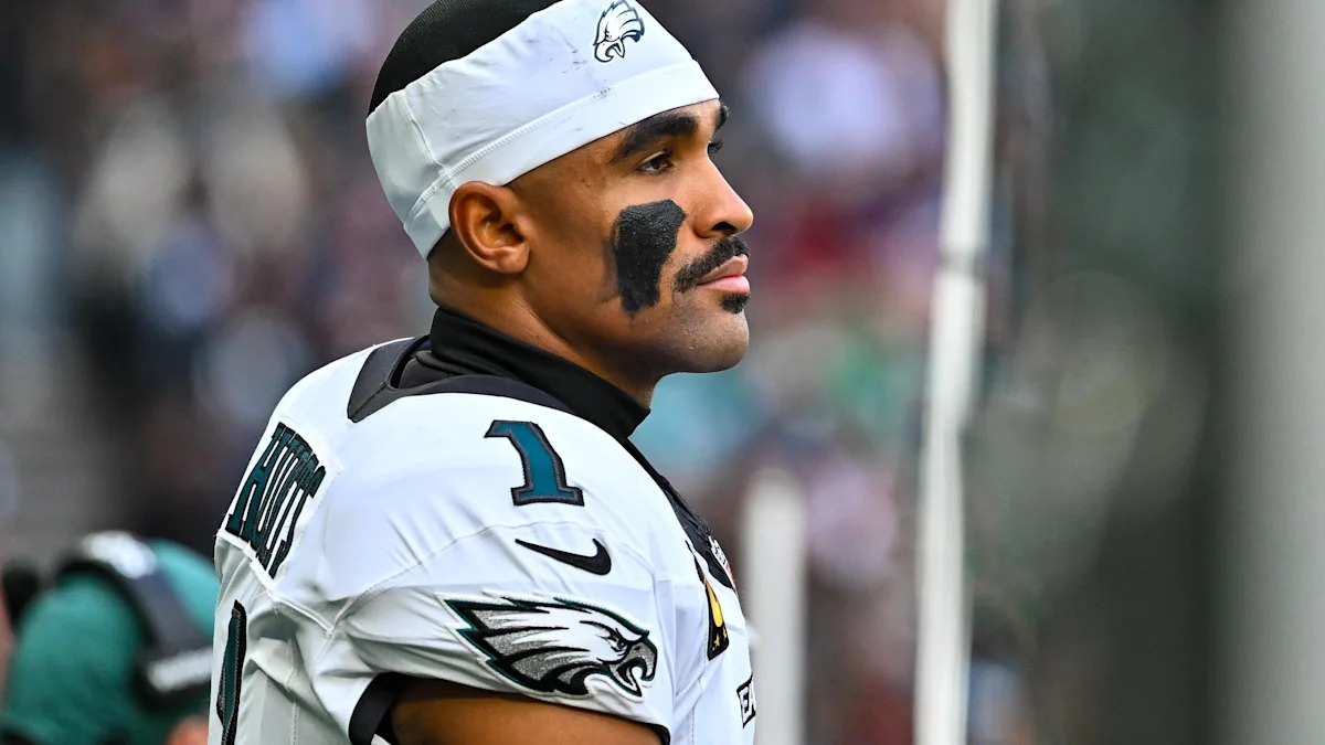 Jalen Hurts acompanha o duelo dos Eagles com Jacksonville em Londres, em 11 de outubro de 2026.