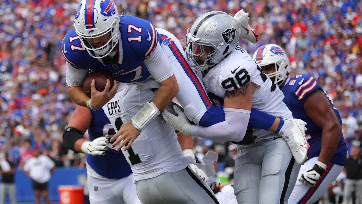 Josh Allen disputa o lance com Maxx Crosby; imagem ilustrativa de Bills contra Raiders.