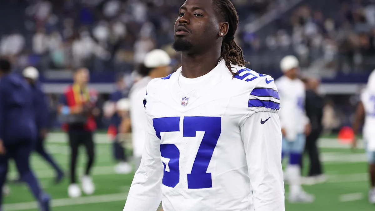 Malachi Lawrence, camisa 57 dos Cowboys, antes de uma partida.
