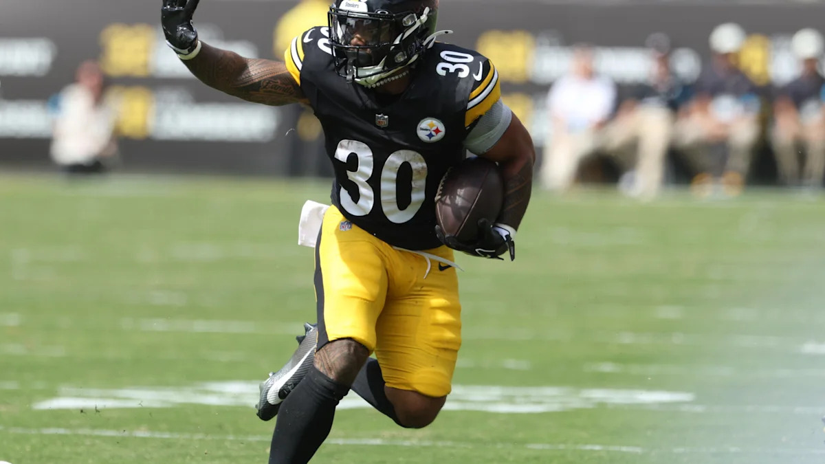 Jaylen Warren corre pelos Steelers; o running back aparece entre as opções do ranking de fantasy.