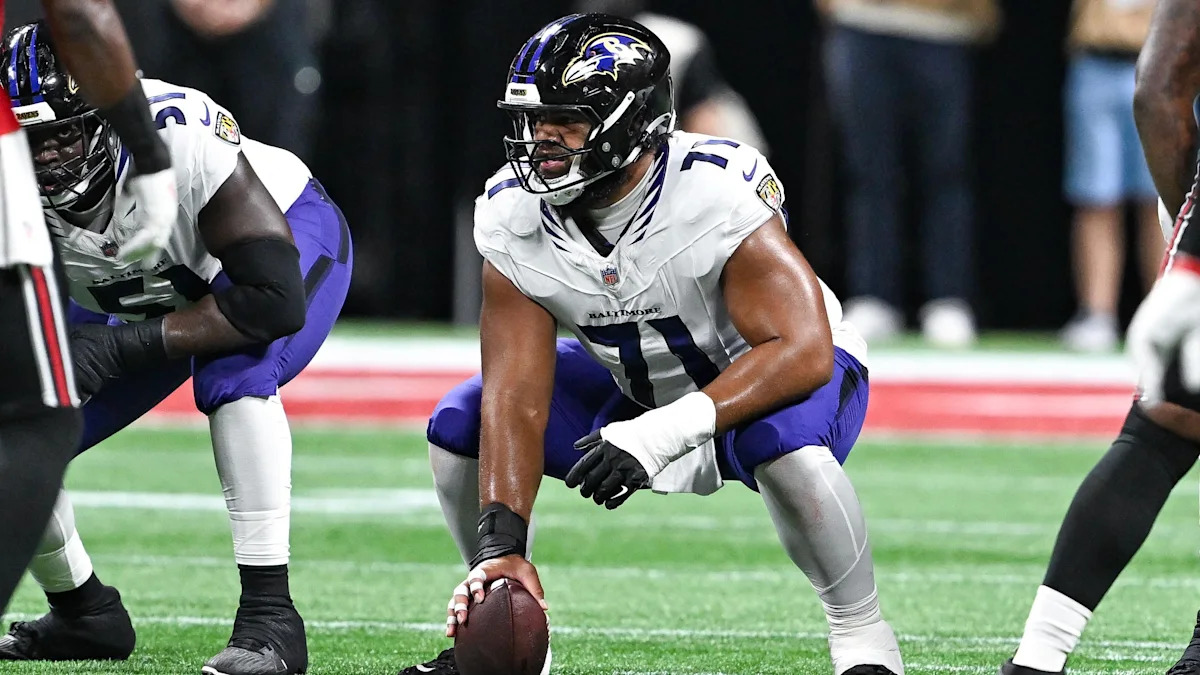 Vega Ioane prepara o snap pelos Ravens contra os Falcons em 11 de outubro de 2026.